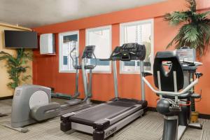 Fitness centrum a/nebo fitness zařízení v ubytování Travelodge by Wyndham Lloydminster