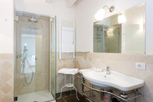 Ванна кімната в Palazzo Alfeo Aparthotel