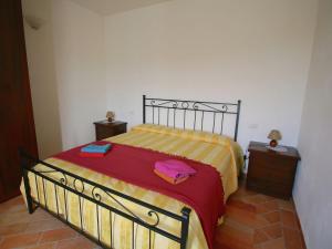 A bed or beds in a room at Gorgeous Cottage in Asciano with Swimming Pool