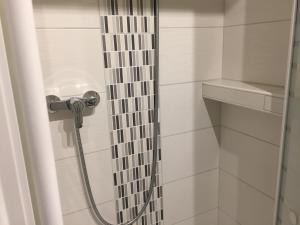 La salle de bains est pourvue d'une douche avec un pommeau de douche. dans l'établissement Escale A L Amiraute, à Saint-Valery-sur-Somme