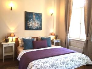 プラハにあるHavelska Residenceのベッドルーム1室(ベッド1台、ランプ付きテーブル2台付)