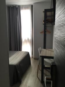 Posteľ alebo postele v izbe v ubytovaní Hostal Benidorm