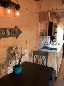 eine Küche mit einem Tisch in einer Holzhütte in der Unterkunft DreamCatcher Downtown Gatlinburg in Gatlinburg