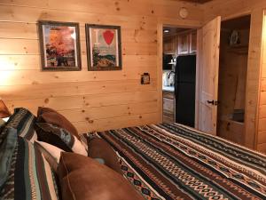 eine Blockhütte mit einem Bett in einem Zimmer in der Unterkunft DreamCatcher Downtown Gatlinburg in Gatlinburg