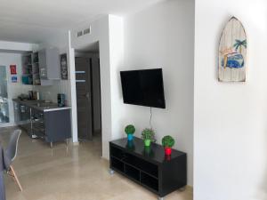 マニルバにあるSeashape Apartment in Manilvaのリビングルーム(壁に薄型テレビ付)
