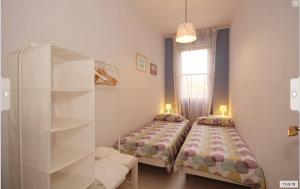 1 dormitorio con 2 camas y estante en Casa Ilaria, en Viareggio