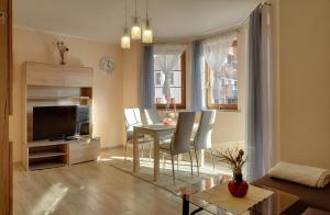 Televízia a/alebo spoločenská miestnosť v ubytovaní Apartamenty "MILENA"