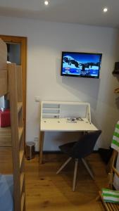 biurko w pokoju z telewizorem na ścianie w obiekcie Hoamatl w mieście Ebbs