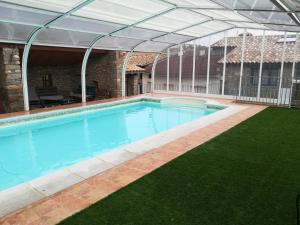 una gran piscina con en Casa el Francés, en Graus