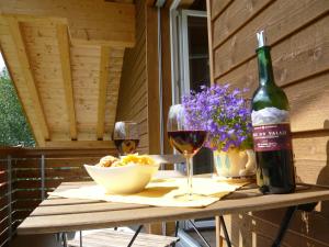 stół z dwoma kieliszkami wina i miską jedzenia w obiekcie Laubrinus w mieście Adelboden