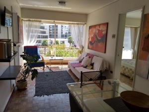 Khu vực ghế ngồi tại Apartamento cerca del mar en Viña del mar