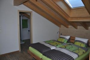 ein Schlafzimmer mit einem Bett in einem Zimmer mit einem Fenster in der Unterkunft Laubrinus in Adelboden