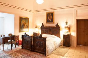 1 dormitorio con cama de madera, escritorio y escritorio en Masseria Murgia Albanese, en Noci