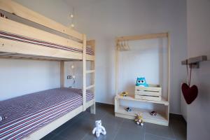 Habitación infantil con 2 literas y espejo en Raval de Ripoll, en Ripoll