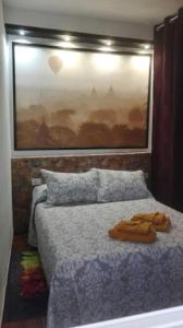 バジェエルモソにあるCasa La Hagarのベッドルーム1室(壁に絵画が描かれたベッド1台付)