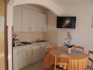 Kuchyňa alebo kuchynka v ubytovaní Apartments Marko Novigrad