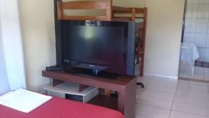 un televisor sentado en una mesa en una habitación en Apartamentos no centro, en Arraial do Cabo
