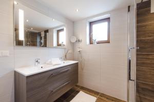 Koupelna v ubytování Chalet im Dorf + 23 fotografií