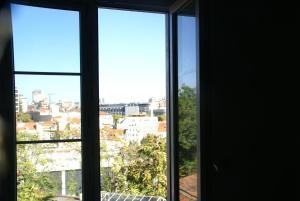 リスボンにあるCity Stays Alegria Apartmentsの窓から市街の景色を望めます。