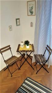- Sala de estar con mesa y 2 sillas en Studio Central Exer IV, en Bucarest