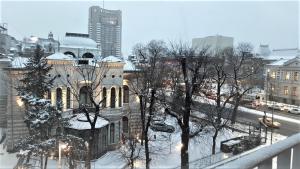 vistas a una ciudad nevada con un edificio en Studio Central Exer IV, en Bucarest