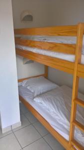フエナンにあるappartement bord de merの二段ベッド2組が備わる客室です。