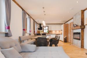 Posezení v ubytování Chalet im Dorf