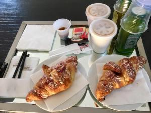 una mesa con dos platos de repostería. en X Hotel, en Saviano