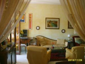 sala de estar con sofá y mesa en Il Boscaccio, en Camaiore