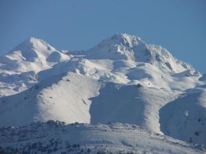 a mountain covered in snow on a clear day at Posada El Pareón in Sirviella
