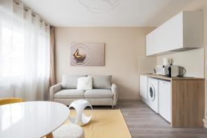 ein Wohnzimmer mit einem Sofa und einem Tisch in der Unterkunft Appartement Lyon Gerland - Enjoy in Lyon in Lyon