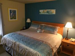 Ένα ή περισσότερα κρεβάτια σε δωμάτιο στο The Landing at Newport Condominium Hotel