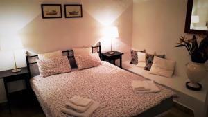 Las ManchasにあるCasa Conradoのベッドルーム1室(ベッド1台、タオル2枚付)
