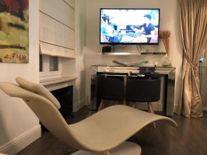 un salon avec une chaise et une télévision dans l'établissement Apartment Amorino, à Opatija