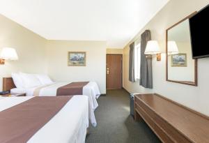 Katil atau katil-katil dalam bilik di Days Inn by Wyndham Missoula Airport