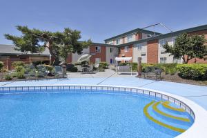 Bazén v ubytování Days Inn by Wyndham Mt. Vernon nebo v jeho okolí