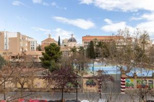 vistas a una ciudad con edificios y árboles en Casa Nolla, en Valencia