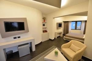 Petit Hotel Elita的电视和/或娱乐中心