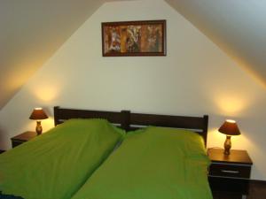 レバルにあるRezydencja Marinoのベッドルーム1室(緑色のベッド1台、2泊用スタンド付)