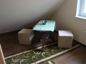 レバルにあるRezydencja Marinoの部屋の隅にテーブルとスツール2脚