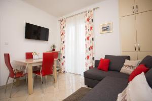 - un salon avec une table et un canapé dans l'établissement Split Center Beautiful Apartment, à Split