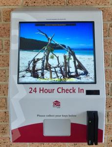 una revisión de una máquina de registro de entrada de hora en Huskisson Bayside Resort en Huskisson