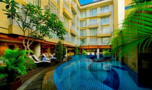 Bazén v ubytování Bedrock Hotel Kuta nebo v jeho okolí
