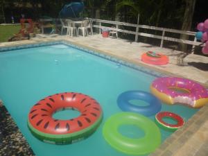 uma piscina com dois donuts insufláveis em Fritz House no Rio de Janeiro