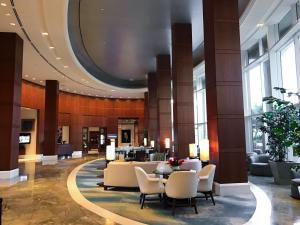un vestíbulo de un hotel con mesa y sillas en Palm Beach Singer Island Resort & Spa Luxury Suites en Riviera Beach