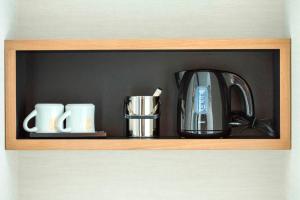 Příslušenství pro přípravu čaje a kávy v ubytování LAMP LIGHT BOOKS HOTEL nagoya
