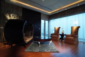 sala de estar con 2 sillas y mesa en Lu Kang Villa Spa, en Lukang
