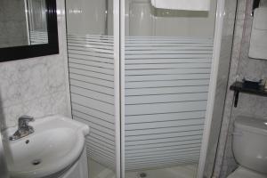 Bilik mandi di Perth Plaza Inn & Suites
