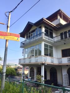 Tòa nhà nơi nhà khách tọa lạc
