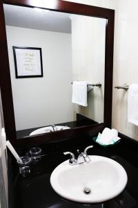 A bathroom at Oceanview Hotel and Residences
